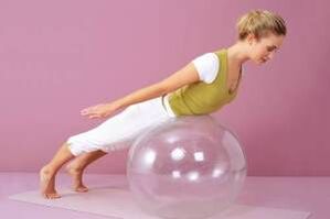 Übungen mit einem Ball zum Abnehmen des Bauches