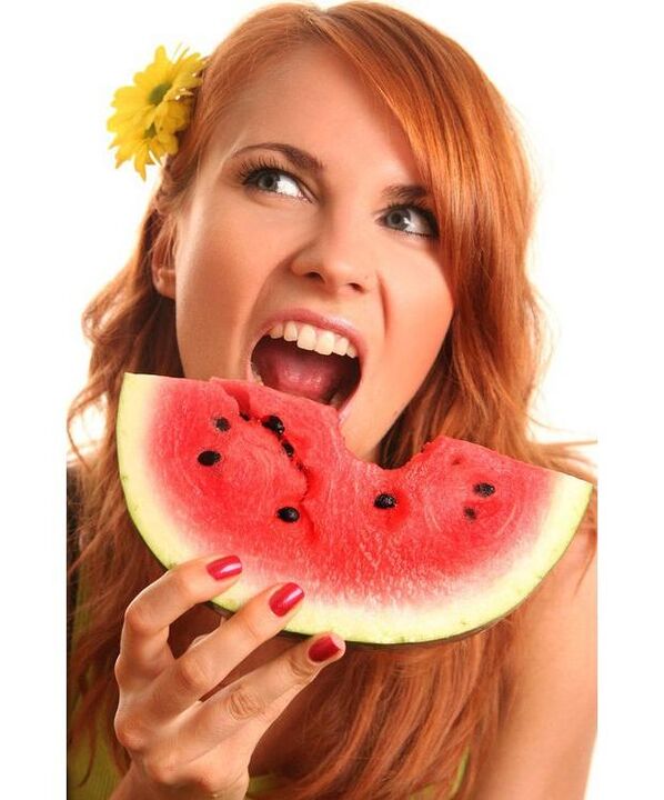 Mädchen isst Wassermelone auf Wassermelonendiät