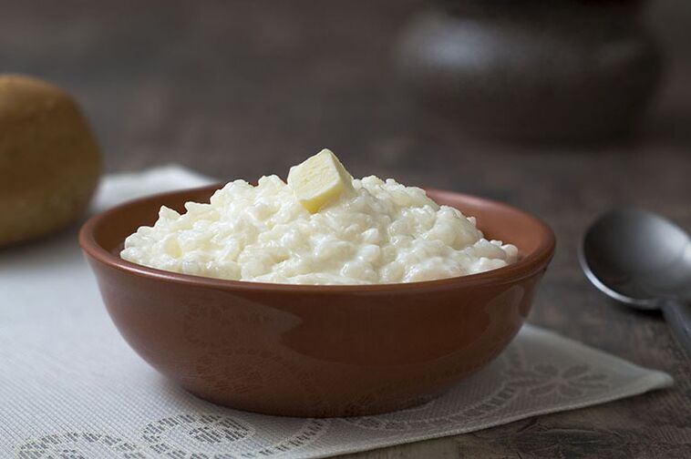 Reisbrei in Milch für einen Fastentag mit Gicht