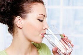 Mädchen trinkt Wasser auf einer Diät für die Faulen