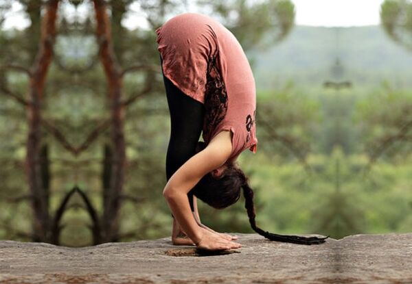 Uttanasana Yoga-Pose zum Abnehmen